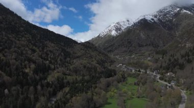 Aralarından bir yol geçen dağlar. Uçan bir dronun perspektifinden çekilen video.