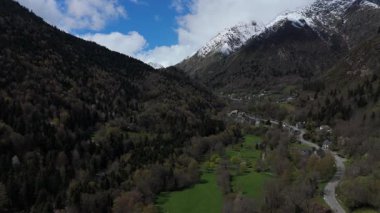 İçinden yol geçen dağlar. Hareket halindeki bir dron tarafından çekilen video.. 