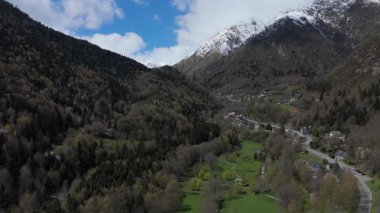 Uçan İHA 'ya yakalanan dağlar, seyahat videoları. 