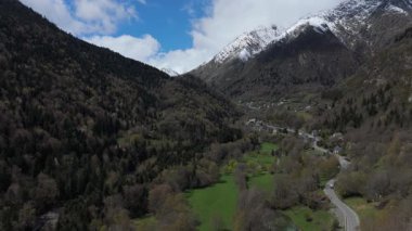 Uçan İHA 'ya yakalanan dağlar, seyahat videoları. 