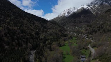 Yollu manzara dağları. Uçan İHA 'da çekilen video.  