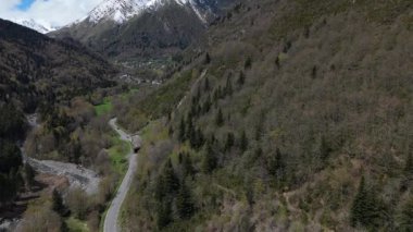 İçinden yol geçen dağlar. Hareket halindeki bir dron tarafından çekilen video.. 