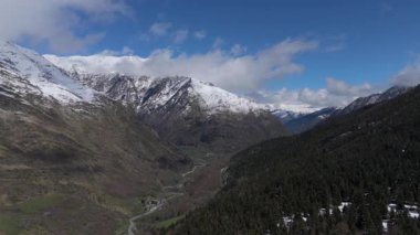 Manzaralı dağ tepeleri İHA videosuyla yakalandı.