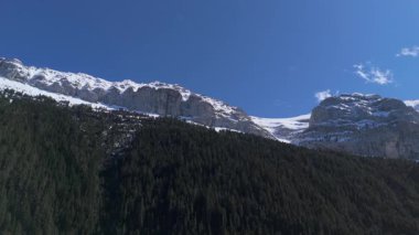 Manzaralı dağ tepeleri İHA videosuyla yakalandı.