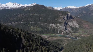 Manzaralı İHA videosu. Görkemli dağlar ağaçlarla kaplı. 