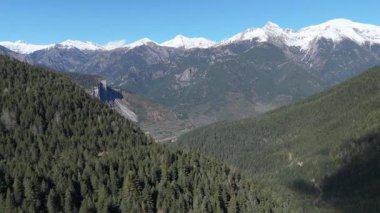 Manzaralı dağlar insansız hava aracı videosuyla kaydedildi. Ağaçlı tepeler 