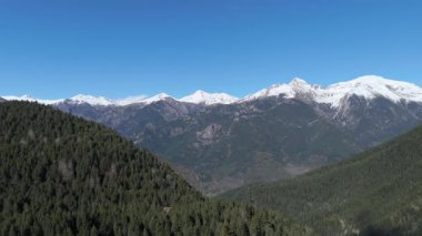 Tepeli görkemli dağ manzarası, uçan drone videosuyla çekildi..