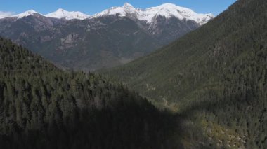 Manzaralı dağlar insansız hava aracı videosuyla kaydedildi. Ağaçlı tepeler 