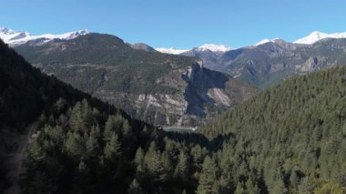 Uçan İHA videosu. Görkemli dağlar ağaçlarla kaplı. 