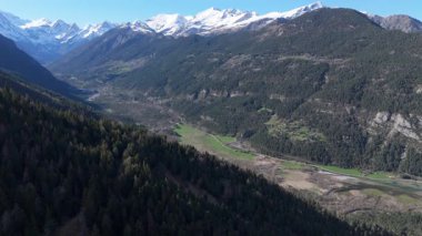 Tepeli görkemli dağ manzarası, uçan drone videosuyla çekildi..