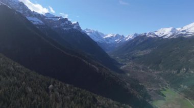 Manzaralı dağlar insansız hava aracı videosuyla çekildi. Ağaçlı tepeler 