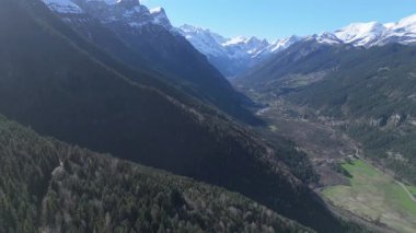 Tepeli görkemli dağ manzarası, uçan drone videosuyla çekildi..