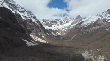 Uçan İHA 'ya yakalanmış, karla kaplı tepeleri olan dağlar  