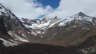 Manzaralı hava videosu. Görkemli dağ manzarası 