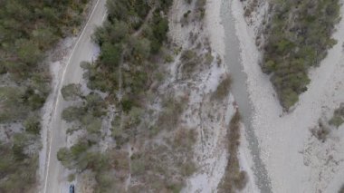 Yol ve nehirli manzaranın insansız hava aracı videosu 