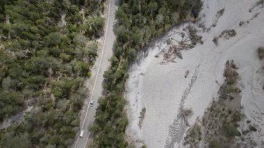 Yol ve nehirli manzaranın insansız hava aracı videosu 