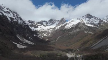 Uçan İHA 'ya yakalanmış, karla kaplı tepeleri olan dağlar  