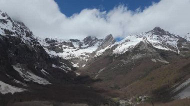 Uçan İHA 'ya yakalanmış, karla kaplı tepeleri olan dağlar  