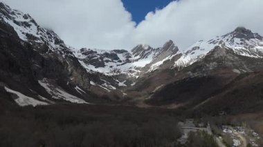 Görkemli dağlar ağaçlarla kaplı. uçan drone videosu 