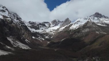 Uçan İHA videosuyla çekilen manzaralı tepeler..