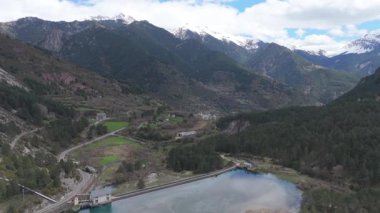 Manzaralı hava videosu. Nehirli görkemli dağ manzarası 