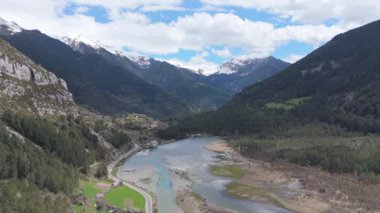 Uçağı, nehirde akan dağların görüntüsü.  