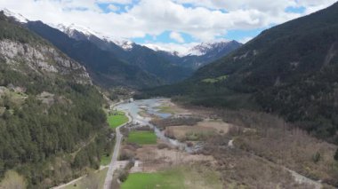 Dağlar, ağaçlar ve nehirler. görkemli drone videosu 