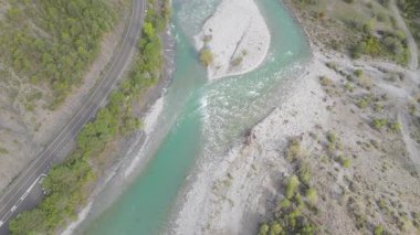 Akan nehrin drone videosu, dağlardaki doğa. 
