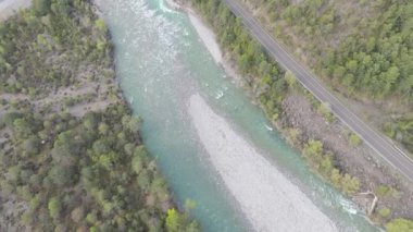 Dağlarda doğa. Akan nehrin insansız hava aracı videosu 