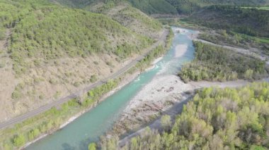 Dağlarda doğa. Akan nehrin insansız hava aracı videosu 