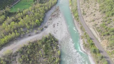 Dağlarda doğa. Akan nehrin insansız hava aracı videosu 