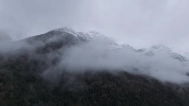 Dağlarda bulutlu hava. İnsansız hava aracı görüntüsü görkemli manzarayı yakalıyor 