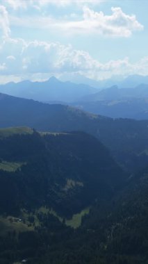 Drone dağları ve gökyüzünü bulutlarla kaplıyor. dikey Klip 