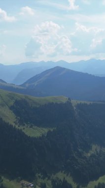 Drone dağları ve gökyüzünü bulutlarla kaplıyor. dikey Klip 