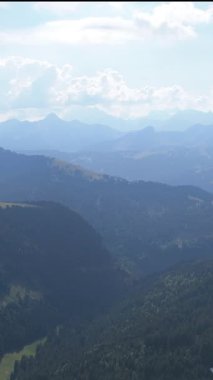 İnsansız hava aracı, dağların ve gökyüzünün manzarasını yavaşça yakalıyor. 