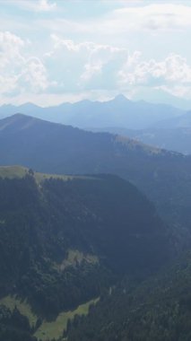 Drone dağları ve gökyüzünü bulutlarla kaplıyor. dikey Klip 