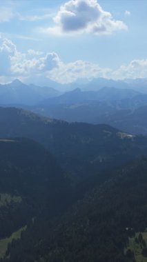 Drone yavaş yavaş dağların, tepelerin ve gökyüzünün görkemli görüntülerini yakalıyor.