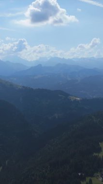 Drone dağları ve gökyüzünü bulutlarla kaplıyor. dikey Klip 