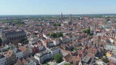 Kuş bakışı. İnsansız hava aracı videosu Avrupa şehir mimarisini çekiyor