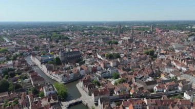 İnsansız hava aracı Avrupa şehir mimarisini çekiyor. yatay video  