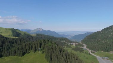 Görkemli insansız hava aracı görüntüleri Avrupa dağlarının ve tepelerin yatay hava manzarasını gösteriyor..