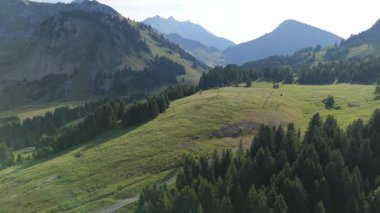Avrupa dağlarının yatay hava aracı videosu. 