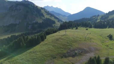 Görkemli insansız hava aracı görüntüleri. Orman ağaçlı dağlar 