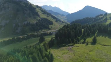 Görkemli insansız hava aracı görüntüleri Avrupa dağlarının ve tepelerin yatay hava manzarasını gösteriyor..