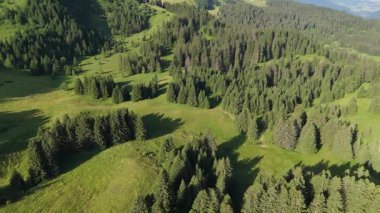 Görkemli insansız hava aracı görüntüleri Avrupa dağlarının ve tepelerin yatay hava manzarasını gösteriyor..
