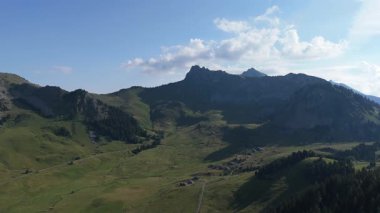 İnsansız hava aracı yavaş yavaş görkemli yaz dağ tepelerinin görüntülerini yakalıyor..