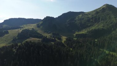 İnsansız hava aracı, canlı dağ tepelerinin hava görüntülerini yavaşça yakalıyor..