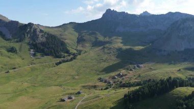 Avrupa 'nın tepeli dağlarının yatay hava aracı videosu.