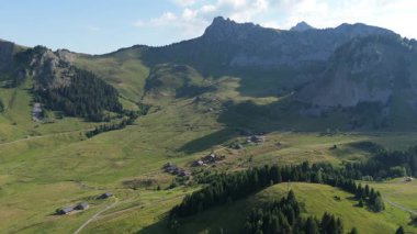 Görkemli İHA görüntüleri dağların zirvesini ve gökyüzünü bulutlarla gösteriyor. 