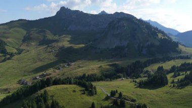 Görkemli İHA görüntüleri dağların zirvesini ve gökyüzünü bulutlarla gösteriyor. 